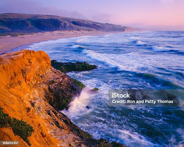 夕暮れの Pescadero ステートビーチカリフォルニアの海岸線 - アメリカ合衆国のストックフォトや画像を多数ご用意 - アメリカ合衆国, アメリカ西部, カラー画像