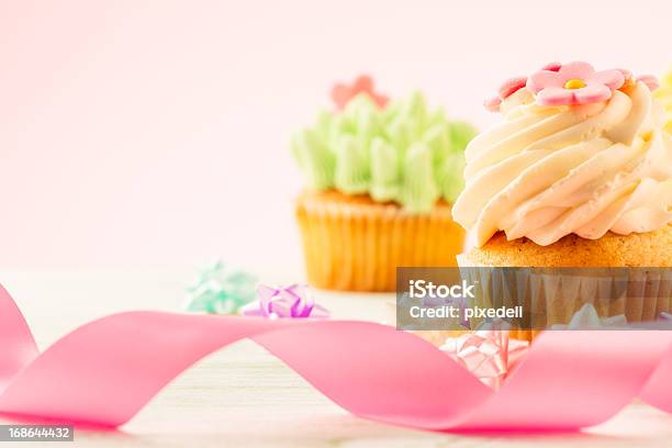 Cupcake Z Pink Ribbon - zdjęcia stockowe i więcej obrazów Bez ludzi - Bez ludzi, Cupcake, Dekoracja
