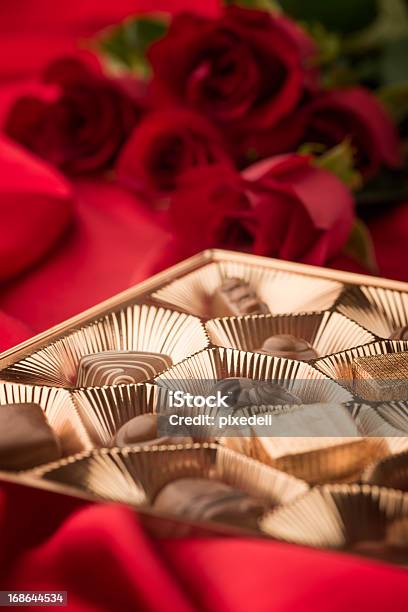 Foto de Doces De Chocolate E Rosas e mais fotos de stock de Cartão do Dia dos Namorados - Cartão do Dia dos Namorados, Chocolate, Dia dos Namorados