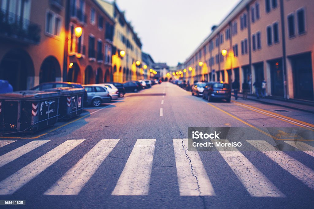 Scena di strada in Italia al crepuscolo - Foto stock royalty-free di Attraversamento pedonale - Tracciatura stradale