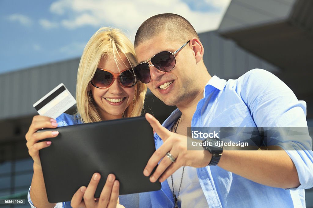 Jovem casal compra na internet - Foto de stock de Adulto royalty-free