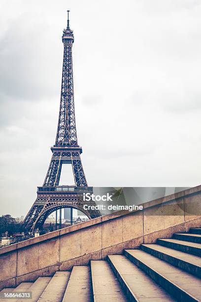 Photo libre de droit de Tour Eiffel À Paris banque d'images et plus d'images libres de droit de Escalier - Escalier, Quartier du Trocadéro, Paris - France