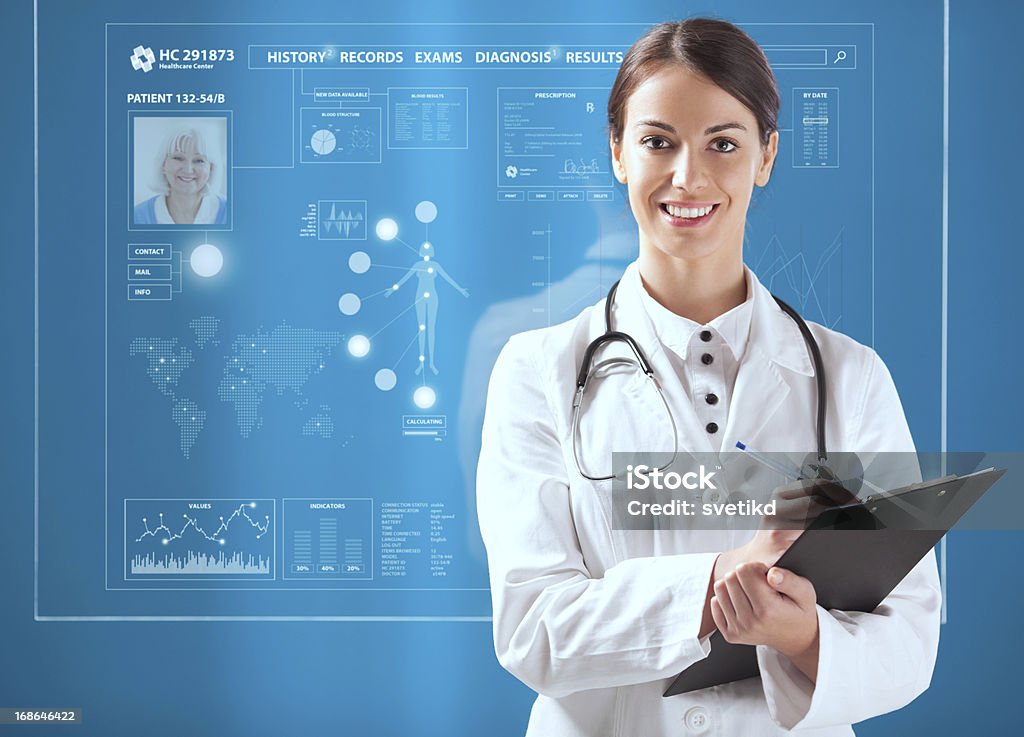 Feminino médico trabalhando com tela transparente. - Foto de stock de Ficha - Documento royalty-free