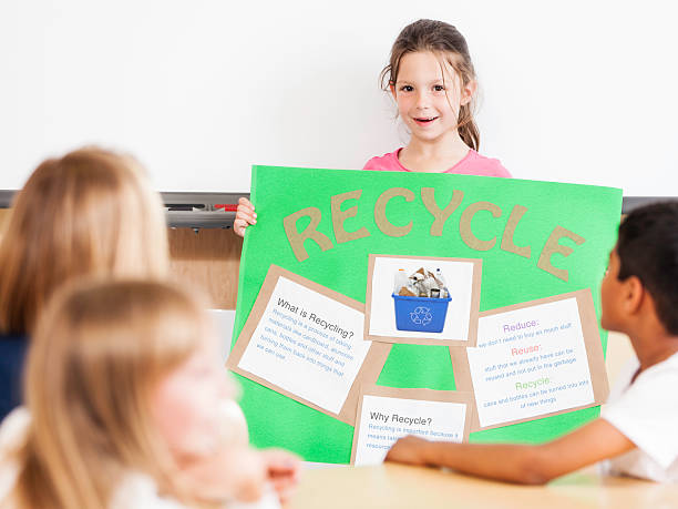 jeune fille donnant une présentation sur le recyclage de classe - presentation poster student classroom photos et images de collection