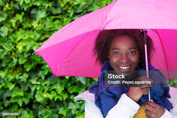 Glückliche Frau Unter Regen Stockfoto und mehr Bilder von 20-24 Jahre - 20-24 Jahre, Afrikanischer Abstammung, Afro-amerikanischer Herkunft