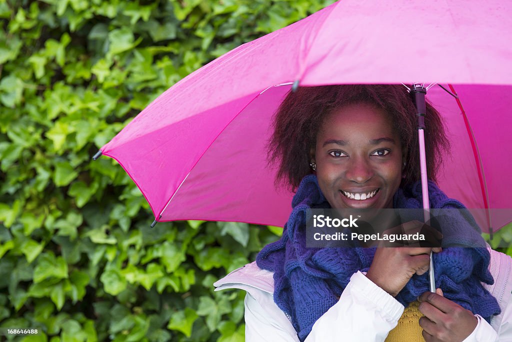 Feliz mujer bajo la lluvia - Foto de stock de 20 a 29 años libre de derechos