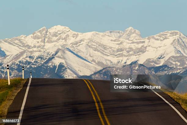 Освобождая West На Скалистые Горы — стоковые фотографии и другие картинки Автострада - Автострада, Альберта, Асфальт
