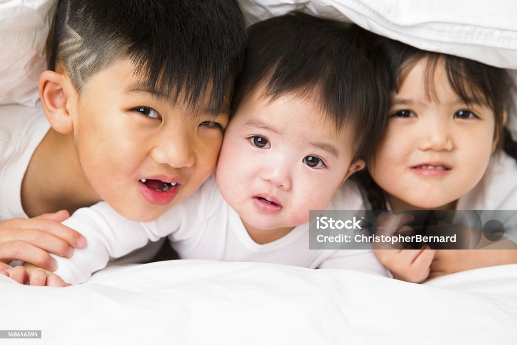 Asian Fratrie portrait sur lit - Photo de 2-3 ans libre de droits