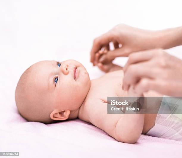 Recién Nacido Con Madre Ejercicio Foto de stock y más banco de imágenes de Bebé - Bebé, Colorido, Dar masajes