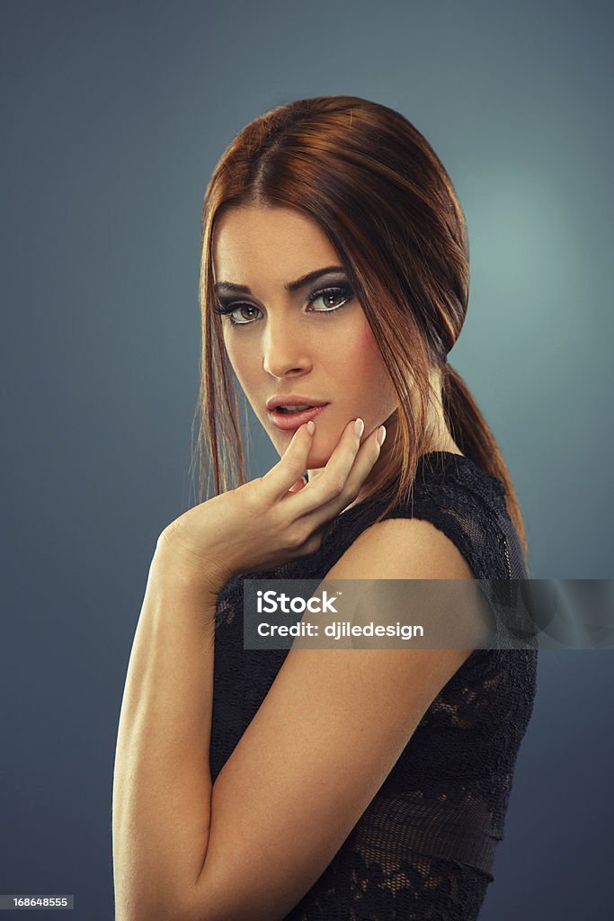 Jovem mulher posando - Foto de stock de Adulto royalty-free