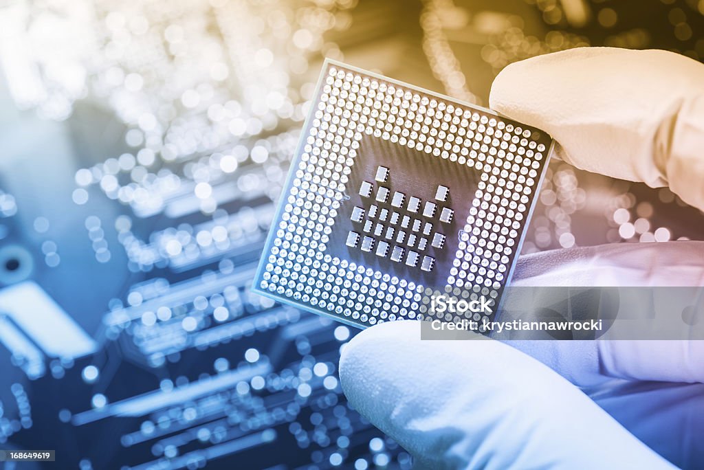 Techniker, die chip über unscharf circuit board - Lizenzfrei Computerchip Stock-Foto