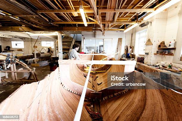 Barco Builder No Trabalho Artesanato Interior - Fotografias de stock e mais imagens de Construtor de Navios - Construtor de Navios, Madeira - Material, Veículo Aquático
