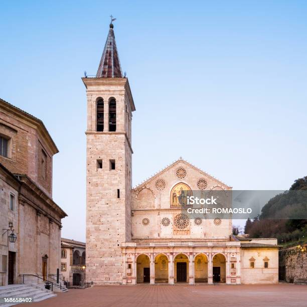 Spoleto Catedral Al Atardecer Umbria Italia Foto de stock y más banco de imágenes de Aire libre - Aire libre, Anochecer, Catedral