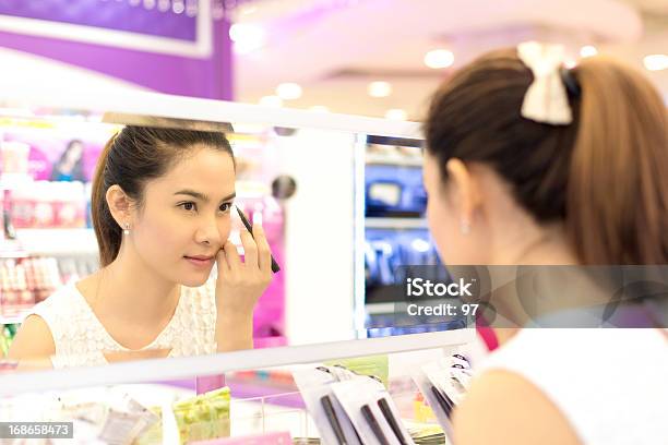 아시아계 여자 매장에서 쇼핑 화장품 메이크업 화장품에 대한 스톡 사진 및 기타 이미지 - 메이크업 화장품, 상점, 30-39세