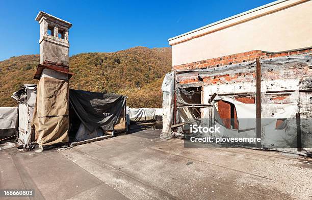 Vecchio Tetto Con Camini - Fotografie stock e altre immagini di Abbandonato - Abbandonato, Ambientazione esterna, Architettura