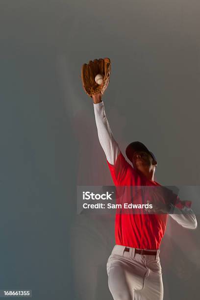 Foto de Jogador De Beisebol Assistindo Ao Bola Em Luva e mais fotos de stock de Pegar - Pegar, Beisebol, Figura para recortar