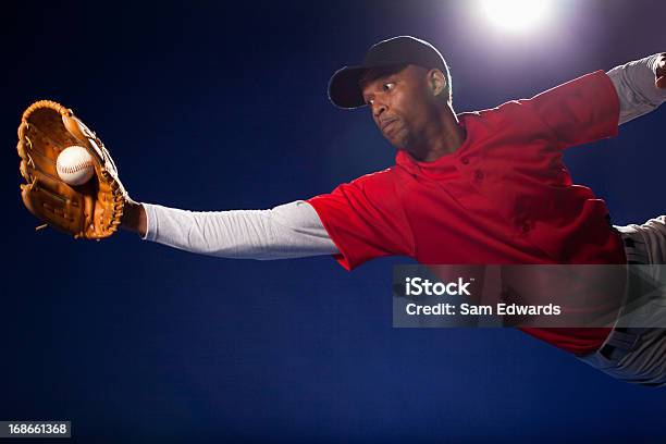 Baseballista Lunging Piłką - zdjęcia stockowe i więcej obrazów Baseball - Baseball, Łapać, Rękawica do baseballa