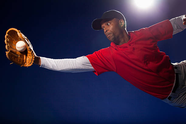 jogador de beisebol lunging de bola - men baseball cap focus determination imagens e fotografias de stock