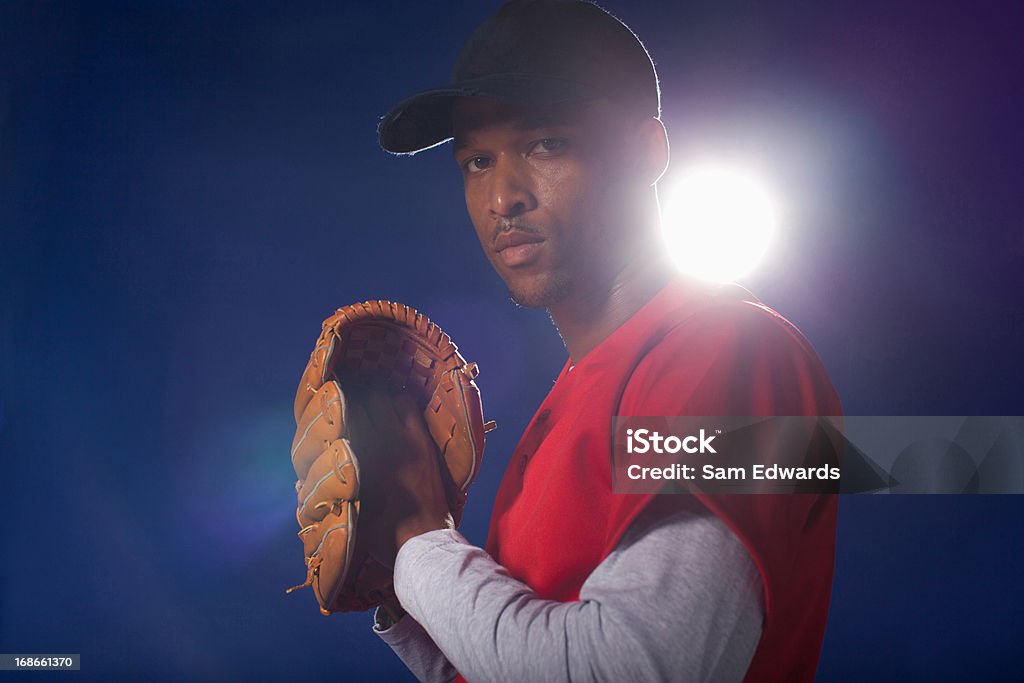 Trzymając Rękawica Baseball player - Zbiór zdjęć royalty-free (Baseball)