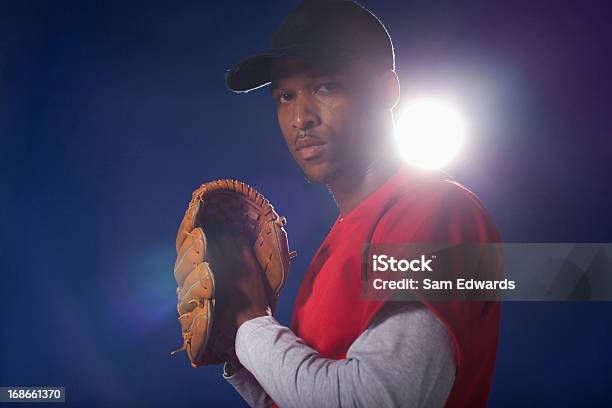 Jogador De Beisebol Segurando Luva - Fotografias de stock e mais imagens de Basebol - Basebol, 25-29 Anos, Adulto