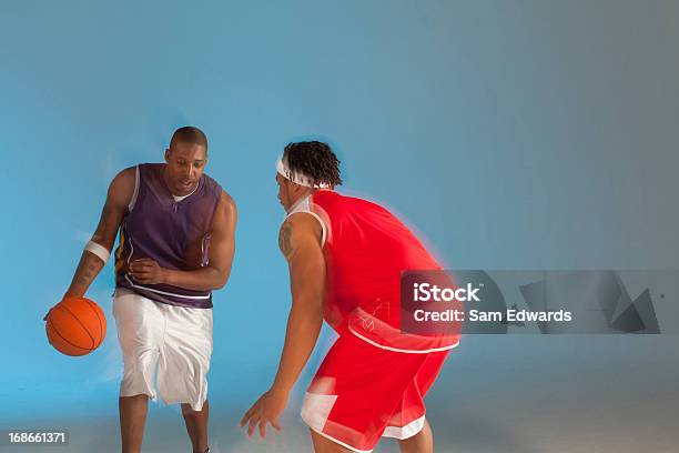 Photo libre de droit de Joueurs De Basketball Jouant Au Basketball banque d'images et plus d'images libres de droit de 20-24 ans - 20-24 ans, 25-29 ans, Adulte