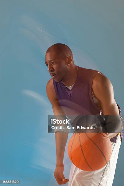 Foto de Desfocado Dribles Vista De Jogador De Basquete e mais fotos de stock de 25-30 Anos - 25-30 Anos, Adulto, Afro-americano