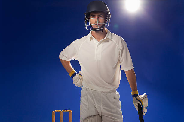 joueur de cricket debout avec chauve-souris - sport of cricket cricket player cricket bat batting photos et images de collection