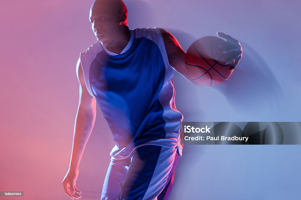 Vista borrosa de jugador de baloncesto driblar - Foto de stock de Deporte libre de derechos