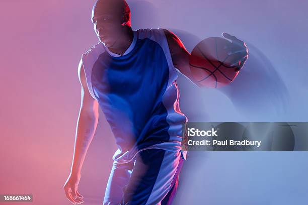 Vista Offuscata Di Giocatore Di Basket Dribbling - Fotografie stock e altre immagini di Sport - Sport, Uomini, Basket
