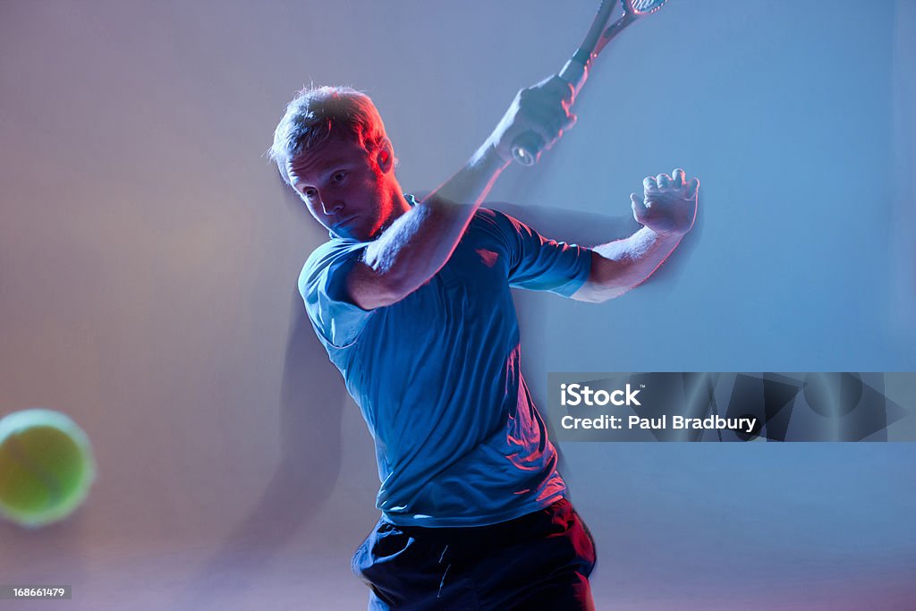 Vue floue de joueur de tennis se balançant Raquette - Photo de Hommes libre de droits