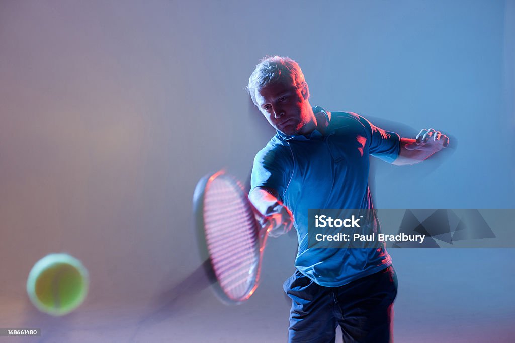 Vista borrosa de raqueta de tenis de balanceo - Foto de stock de Hombres libre de derechos