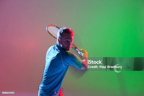 테니스 선수 그네타기 라켓 테니스에 대한 스톡 사진 및 기타 이미지 - 테니스, 경쟁, 남자