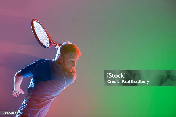 Giocatore Di Tennis Fiore Racchetta - Fotografie stock e altre immagini di 25-29 anni - 25-29 anni, A mezz'aria, Adulto