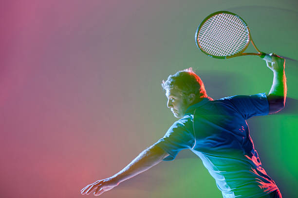 balançar raquete de tênis - tennis men indoors playing - fotografias e filmes do acervo