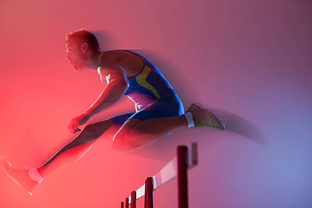 desfocado vista do atleta de salto de obstáculos - hurdle competition hurdling vitality - fotografias e filmes do acervo