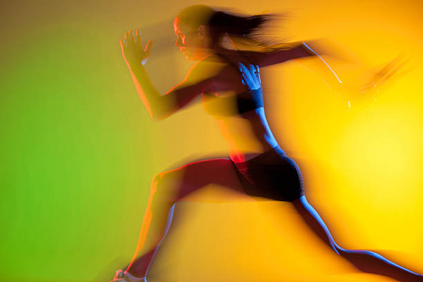 vista offuscata di atleta in esecuzione - sporting position vitality blurred motion strength foto e immagini stock