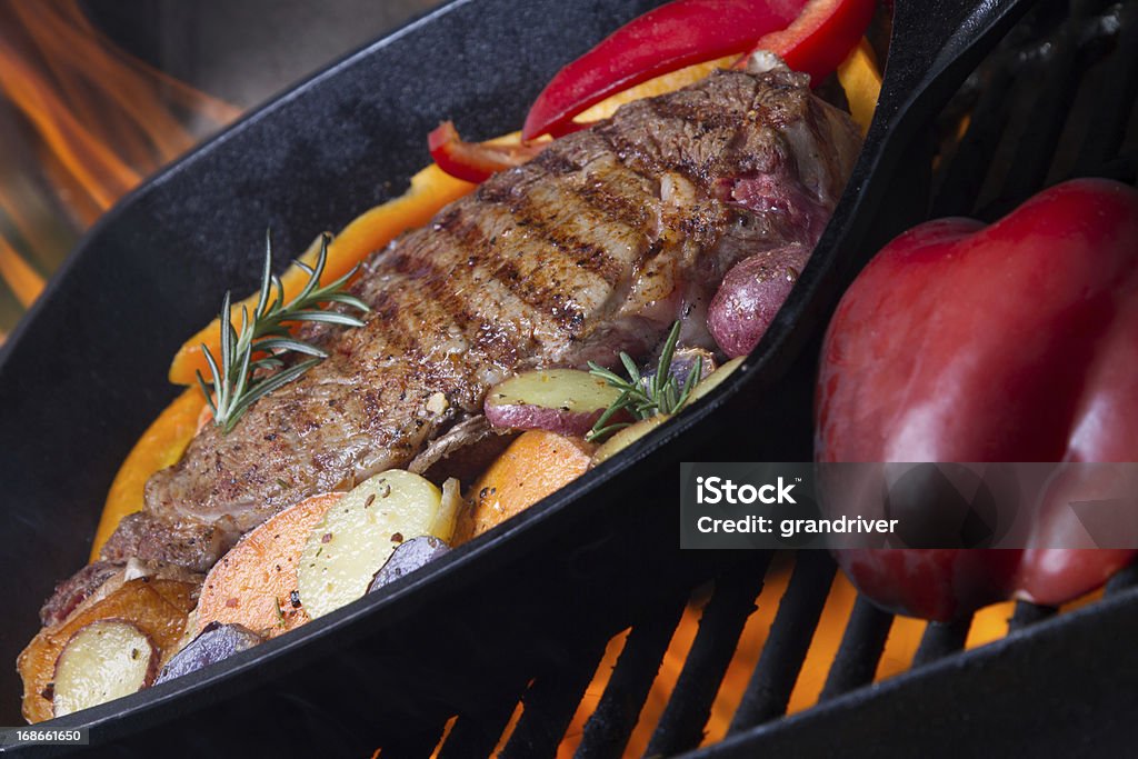 Strip Steak e patate - Foto stock royalty-free di Alla griglia