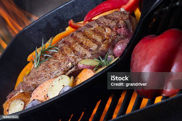 Strip Steak E Patate - Fotografie stock e altre immagini di Alla griglia - Alla griglia, Ambientazione esterna, Barbecue - Cibo