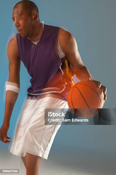 Photo libre de droit de Vue Floue Des Dribbles De Joueur De Basketball banque d'images et plus d'images libres de droit de 25-29 ans - 25-29 ans, Adulte, Afro-américain