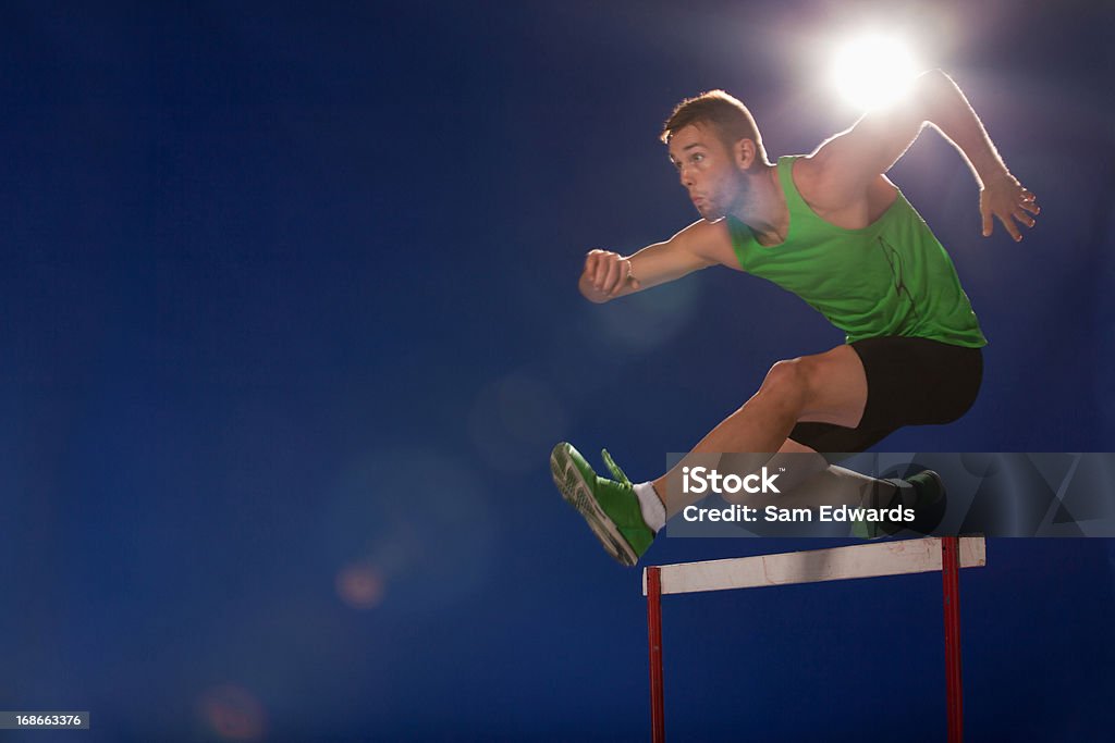 Atleta de salto obstáculos - Foto de stock de Encuadre de cuerpo entero libre de derechos