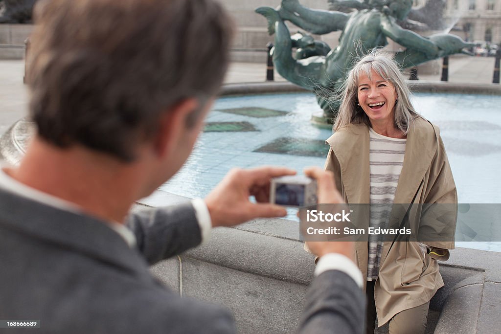 Mann mit digitalen Kamera Fotografieren Frau in der Nähe der Brunnen - Lizenzfrei Stadt Stock-Foto