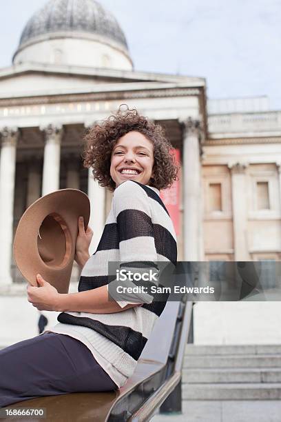 Exuberant Mujer Con Sombrero A Continuación Histórico En Londres Foto de stock y más banco de imágenes de Historia