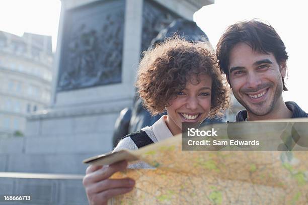 幸せなカップルにはマップの下のモニュメント - 地図のストックフォトや画像を多数ご用意 - 地図, 向かい合わせ, 旅行