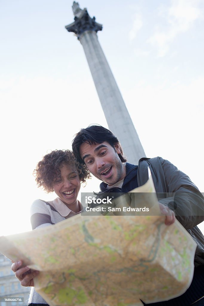 Feliz pareja con mapa a continuación monumento - Foto de stock de 20-24 años libre de derechos