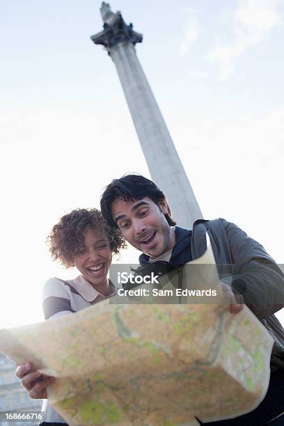 Feliz Pareja Con Mapa A Continuación Monumento Foto de stock y más banco de imágenes de 20-24 años - 20-24 años, 30-34 años, 30-39 años