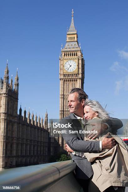 Coppia Felice Abbracciare Nella Parte Anteriore Della Torre Orologio Della Del Big Ben A Londra - Fotografie stock e altre immagini di Estate