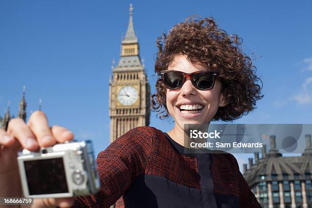 Sonriendo Retrato De Mujer Toma Con Cámara Digital Foto de stock y más banco de imágenes de Londres - Inglaterra - Londres - Inglaterra, Monumento, Mujeres jóvenes