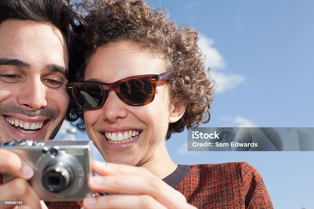 Feliz casal tirando auto-retrato com câmera digital na frente - Foto de stock de 20-24 Anos royalty-free