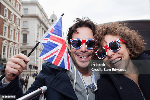 Porträt Eines Jungen Paares Mit Britischer Flagge Und Stockfoto und mehr Bilder von 20-24 Jahre