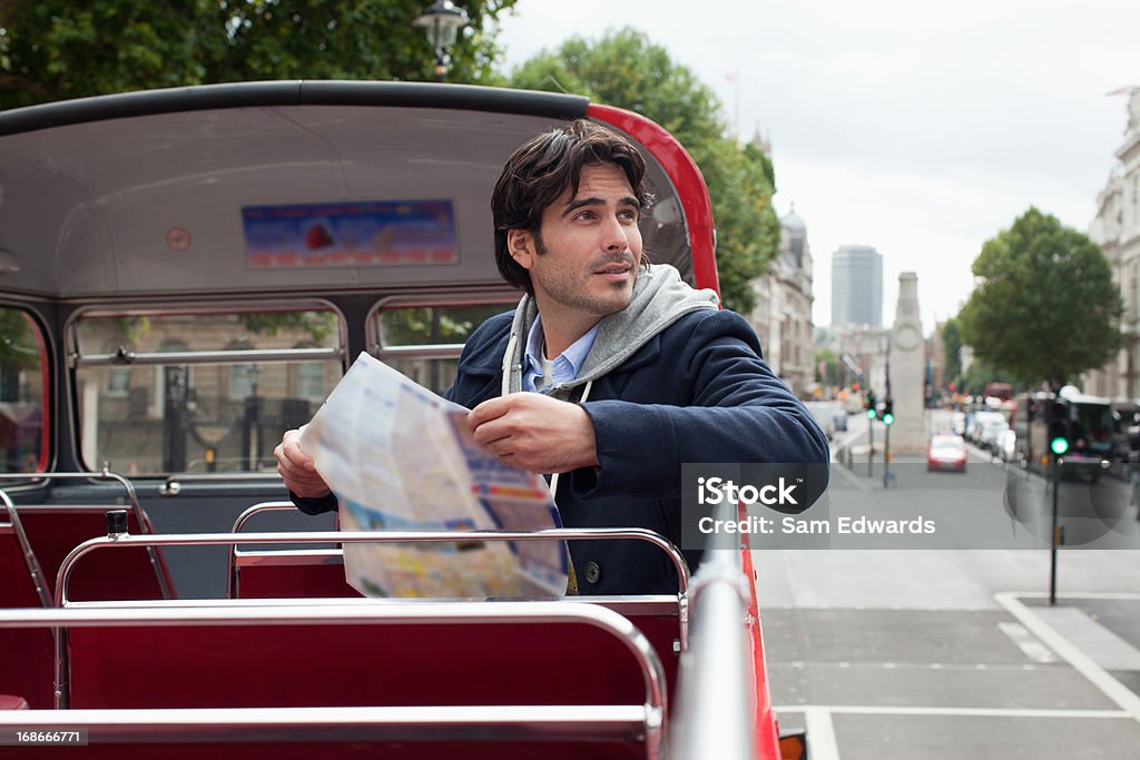 Hombre con mapa en autobús de dos pisos - Foto de stock de Turista libre de derechos